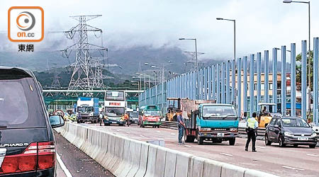 粉嶺公路<br>現場交通擠塞。（林耀康攝）