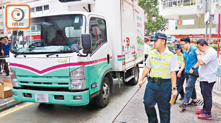 貨車司機在場助查。（曾紹良攝）