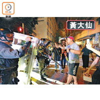 警方與部分市民一度發生口角。（羅錦鴻攝）