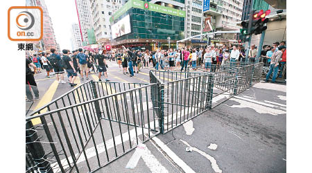 示威者拆毀街上鐵欄用作堵塞旺角一帶道路。（李志湧攝）