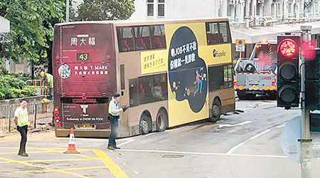 巴士車尾陷坑被困。（互聯網圖片）