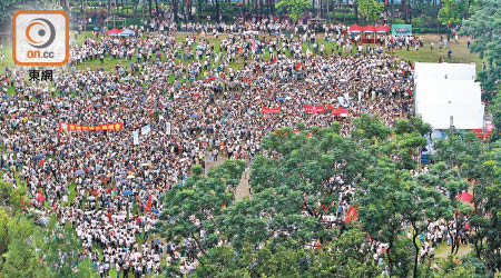 「希望明天」反暴力音樂集會昨日在維園舉行，大會指九萬人參與，警方則稱有兩萬六千人。