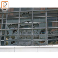 將軍澳警署有多扇玻璃窗被磚掟爆。