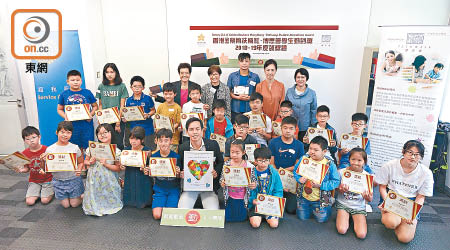 三十二位學生今年獲博思會及香港金紫荊扶輪社頒發勤到獎。