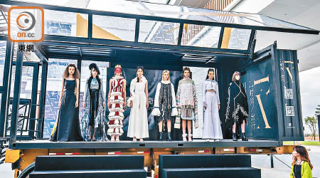 多名時裝設計學生在廣東省多個城市及香港進行巡迴時裝展。
