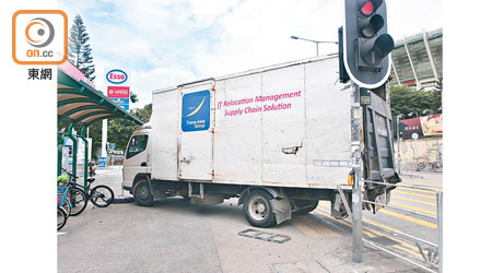 肇事貨車剷上行人路。（陳賜慧攝）