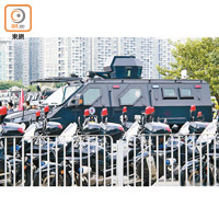 警方亦派出特警防暴車及裝甲車。