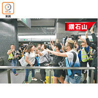女乘客在鑽石山站與堵塞車廂的示威者對罵。
