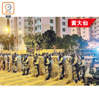 警方舉起黑旗，準備施放催淚彈驅散示威者。（沈厚錚攝）