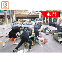 屯門有示威者推跌地上的垃圾桶堵路。