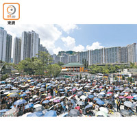 烈日當空，黃大仙有大批市民撐傘參加反修例集會。