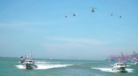 演習出動多架直升機及快艇。（互聯網圖片）