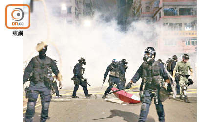 前日全港多區爆發衝突，警方施放催淚彈清場。