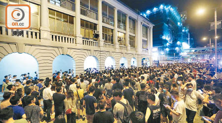 大批市民聚集在深水埗警署外。（陳章存攝）