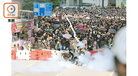 前日多區爆發衝突，癱瘓港九新界交通。