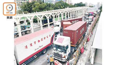 三車橫亘路中，交通受阻。（讀者提供）