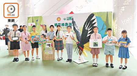 十所參與STEM計劃的小學代表展示探究蝴蝶成果。