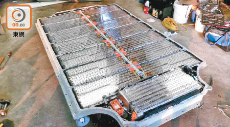 電動車的鋰離子電池體積龐大，需要有專門的技術作回收。