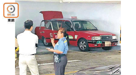 涉事的士停泊在停車場。（林耀康攝）