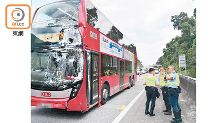 九巴車頭擋風玻璃爆裂。