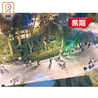 柴灣警察宿舍外有示威者以雷射筆照射。（讀者提供）