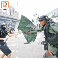 反修例風波持續，警員和示威者屢生衝突。