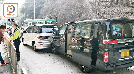 兩輛七人車在藍田相撞，警方在場調查。（張世洋攝）