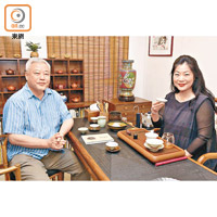 董吳玲玲（右）同中國茶專家溫建平（左）一邊飲茶一邊討論養生之道。