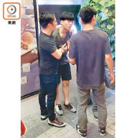 方仲賢（中）日前在深水埗被警方指涉嫌藏有攻擊性武器拘捕。