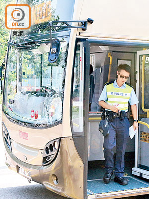 警員登上涉事巴士調查。