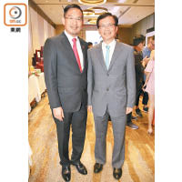 主席甄韋喬（左）講開利用科技提供服務，發展局副局長廖振新（右）大表欣賞。