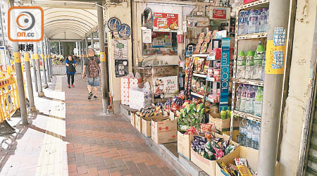 荃灣海壩街有多間士多出售內地零食，深受學生歡迎。