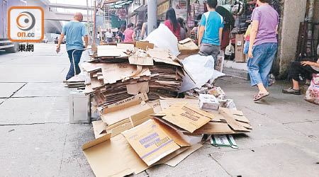 部分拾荒人士放棄於街邊執拾廢紙出售，恐廢紙圍城再現。