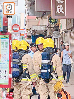 警方及消防在現場調查。（曾紹良攝）