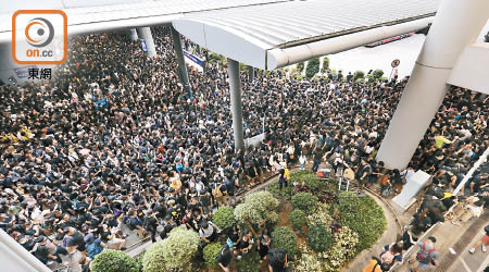 逼爆機場外圍<br>到機場示威的群眾擠到大樓以外位置。（胡家豪攝）