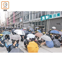 示威者以雨傘架設路障。（何天成攝）