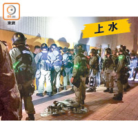 示威者在警署外因以雷射筆射向警員而被截查。（陳宛彤攝）