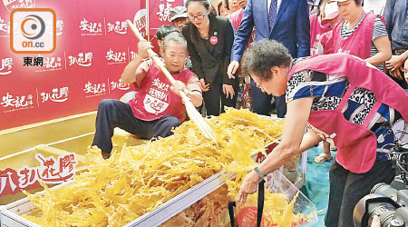 美食博覽中「一蚊扒花膠」活動，吸引市民一早到達會場排隊。（黃金棋攝）