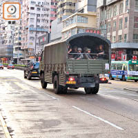 香港<br>有市民目擊解放軍軍車周三在佐敦道行駛。（讀者提供）