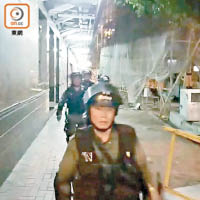 事發時防暴警從後巷步出，一名男防暴警突用盾牌撞向女記者。