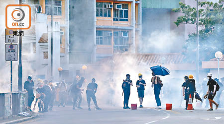 警方多次在民居附近施放催淚彈驅散示威者。