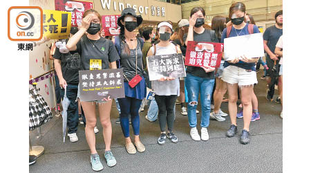 醫護界示威人士劃一戴黑口罩，部分人以紗布蒙眼。（林祐權攝）
