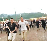 片中有激進示威者持木棍衝向武警。（互聯網圖片）