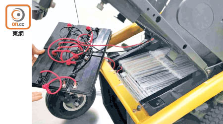 電動輪椅放置電池的位置有曾改裝迹象。