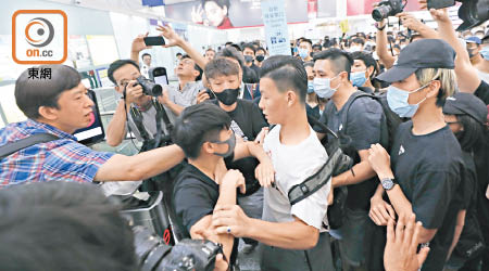 示威者攔截旅客進入禁區，更多次發生爭執。