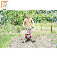 翻土機是農夫重要的耕作機器，每部價格約二萬元。
