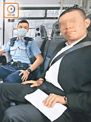 被告賴雲龍（右）昨由警車押送到東區法院提堂。（黃偉邦攝）