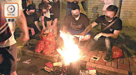 示威者於盂蘭節當晚到天水圍警署外燒衣紙。