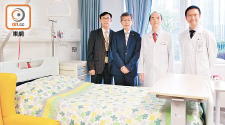 天水圍醫院副行政總監李立業（左起）、鄧耀鏗、魯勝雄及程康偉，介紹天水圍醫院即將開設的新病房。（鍾君容攝）