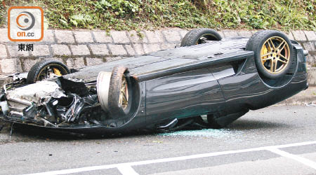 被告彭定裕的跑車撞山坡後「翻車」。